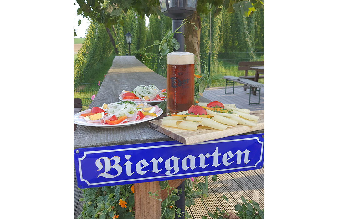 Fritz Gerhartinger - Biergarten im Schatten